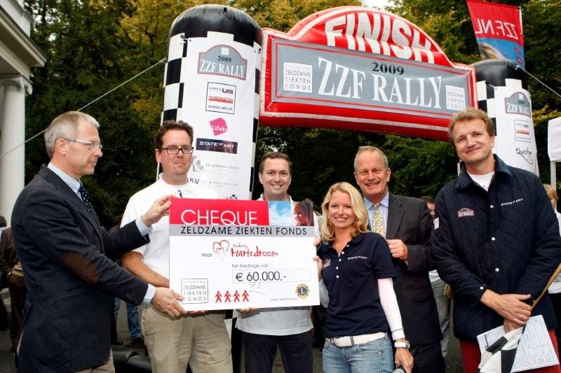 Arno de Jong en Anne Nouwt ontvangen cheque